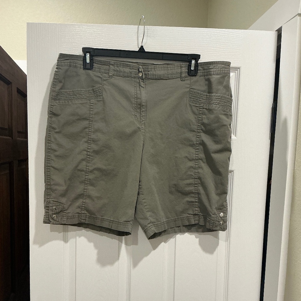 Karen Scott Olive Camo Green Comfort Waist Shorts Size 18